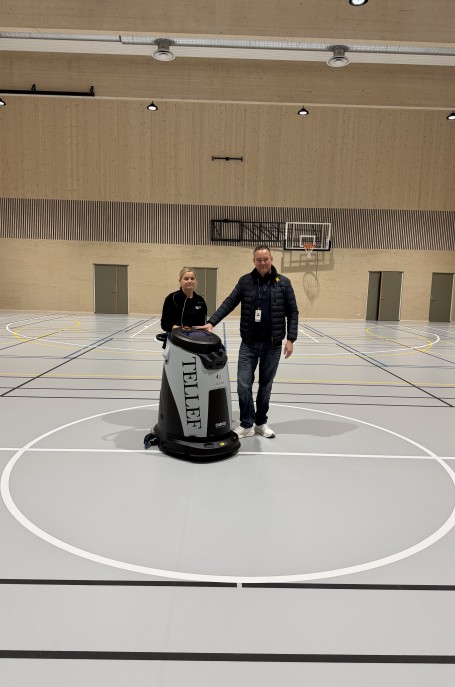 Lenke til artikkel: Tellef holder hallen ren