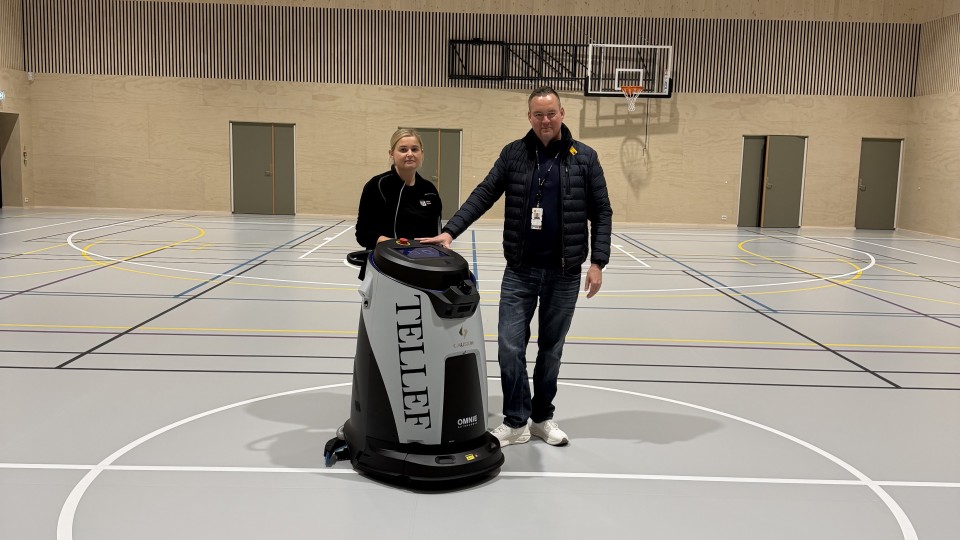 Lenke til artikkel: Tellef holder hallen ren