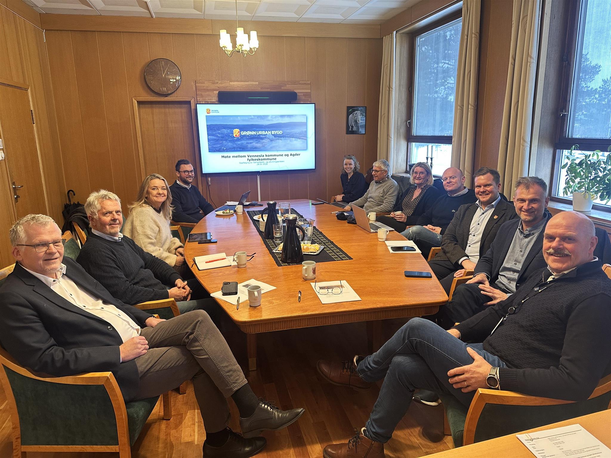 Fra venstre rundt bordet:  Svein Skisland, Odd Grønberg, Torunn Høyum-Eriksen, Alexander Etsy Jensen, Anne Martens Bjærke, Arne Thomassen, Gro Bråten, Steinar Bergstøl Andersen, Rune Andrè Sørtveit Frustøl, Raymond Bærø og Nils Olav Larsen. 