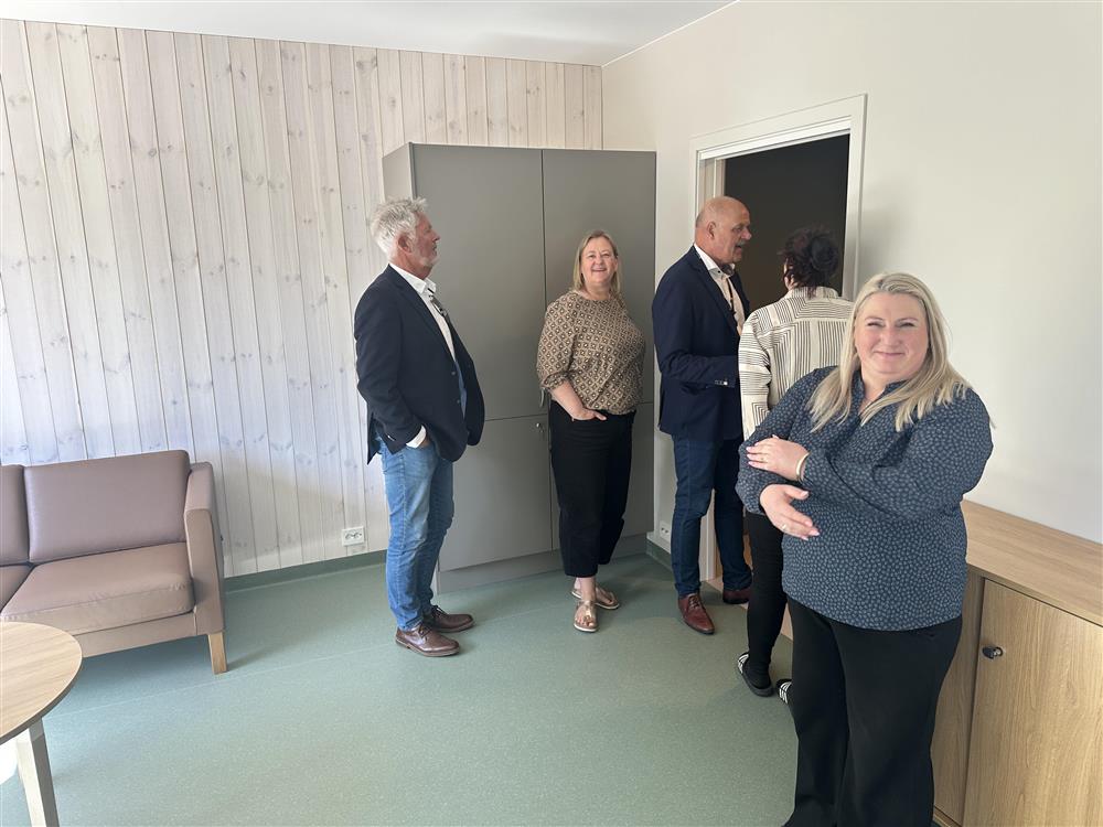 Politikerne i formannskapet ser på de nye flotte rommene på avlastningshjemmet. - Klikk for stort bilde