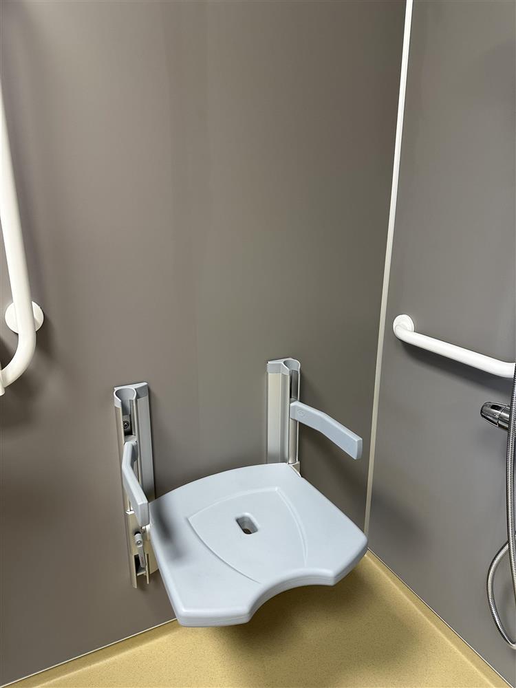 Hev-senk stol i dusjen. - Klikk for stort bilde