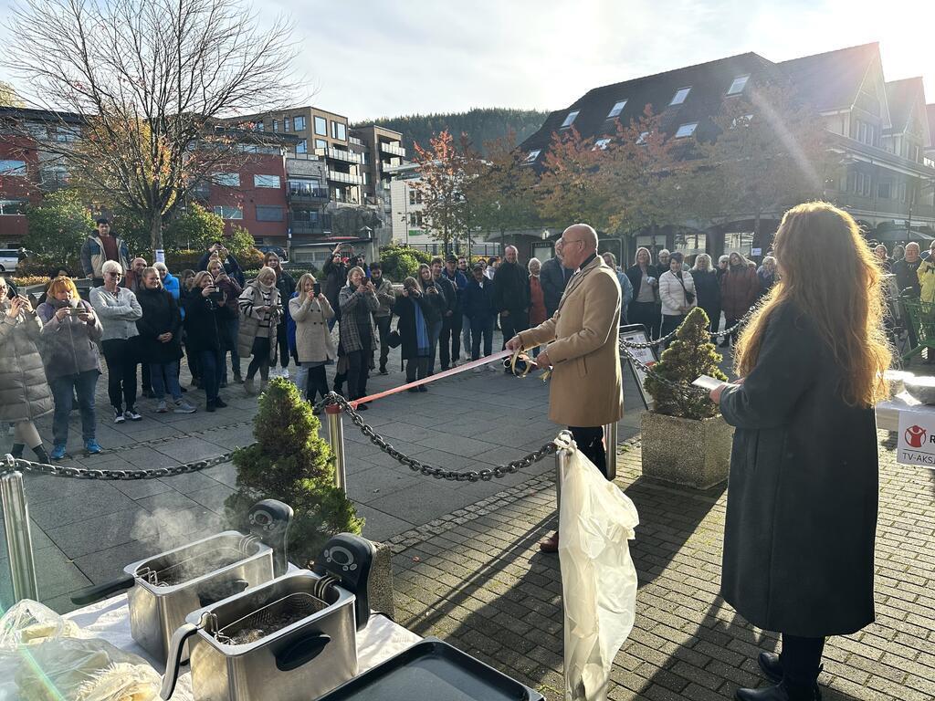 Ordfører Nils Olav Larsen klipper snor for åpning av Smia utenfor Kulturhuset i Vennesla sentrum - Klikk for stort bilde