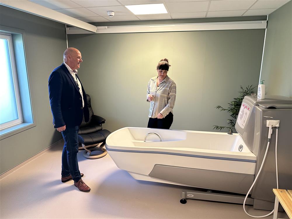 Avdelingsleder Monica Eieland viser ordføreren "sparommet". - Klikk for stort bilde