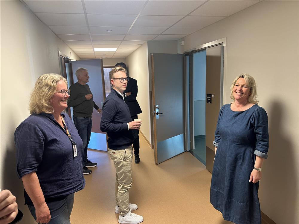 Ingrid Konsmo, Andreas Ingebretsen og Jannicke Aasheim på befaring i avlastningshjemmet. - Klikk for stort bilde