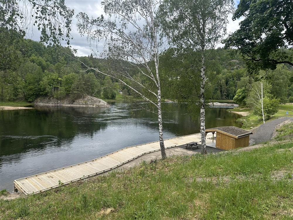 Ikke bare er det bra med fisk her, den nye tilrettelagte fiskeplassen ligger nydelig i terrenget. - Klikk for stort bilde