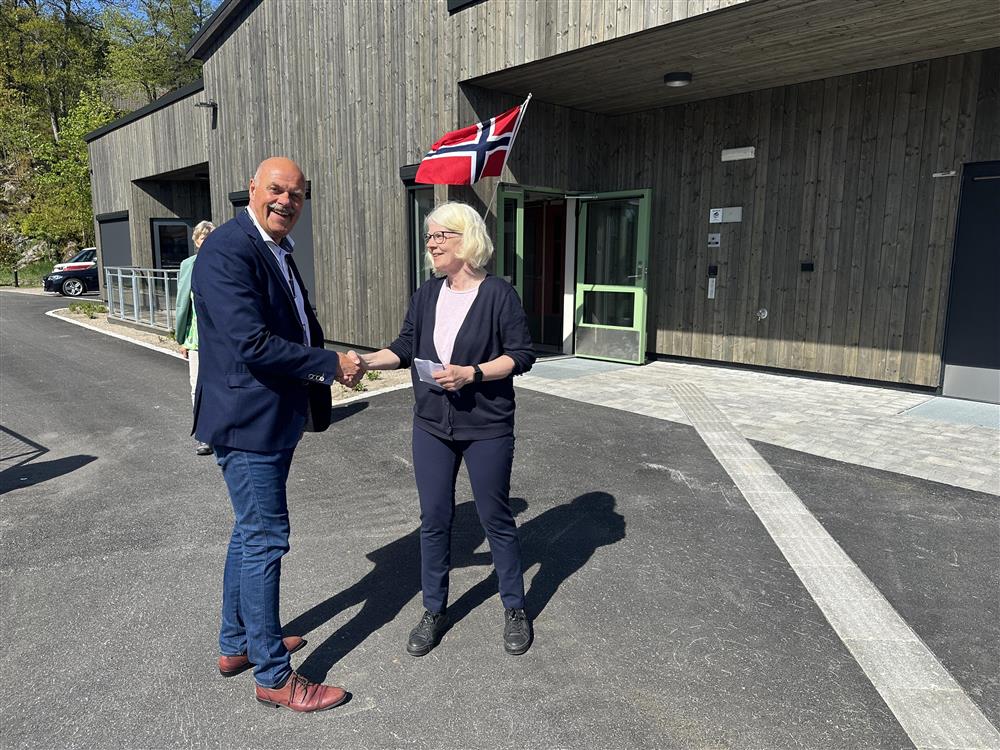 Ordfører Nils Olav Larsen og Inger Neset foran avlastningshjemmet på Moseidmoen. - Klikk for stort bilde