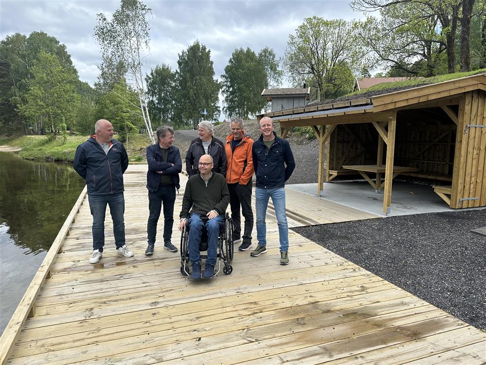 De viser fornøyde fram den nye fiskeplassen. Foran sitter Odd Arne Nordbø i Handicus. Bak fra venstre: Tor Erik Hangeland i Vennesla Jeger og sportsfiskerforening, Sverre Lie i fiskeoppsynet, Øyvind Bakken i historielaget, Ole Petter Omdal fra Vennesla kommune og Ole Harald Mykland, direktør ved Hydro Vigeland brug AS.. - Klikk for stort bilde