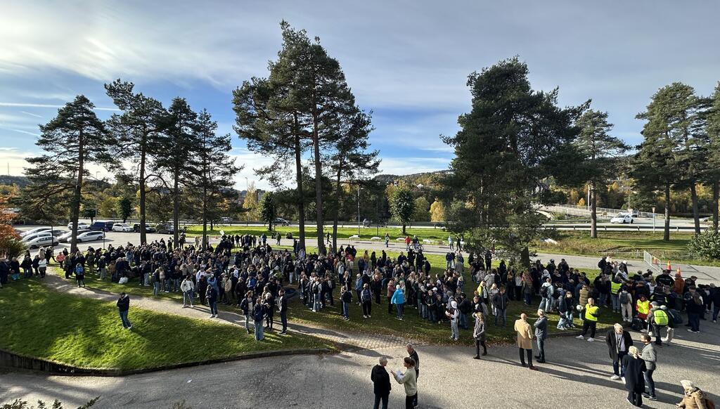 Mange mennesker samlet til åpning av parken foran Herredshuset som har fått navnet Friminutt. - Klikk for stort bilde