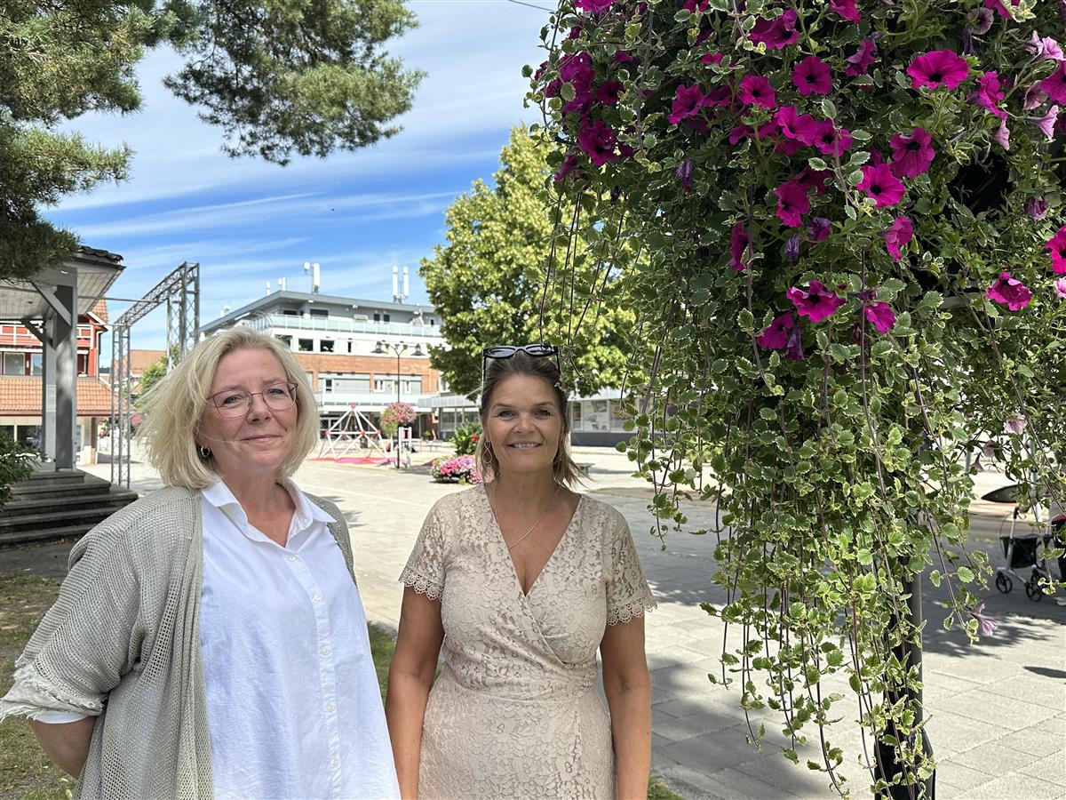 Tove Linda Høgstøl og Jorunn Sagen Olsen står i bresjen for Kultur- og bærekraftsuka i oktober. Mange er i gang med forberedelser. Det blir veldig bra. - Klikk for stort bilde